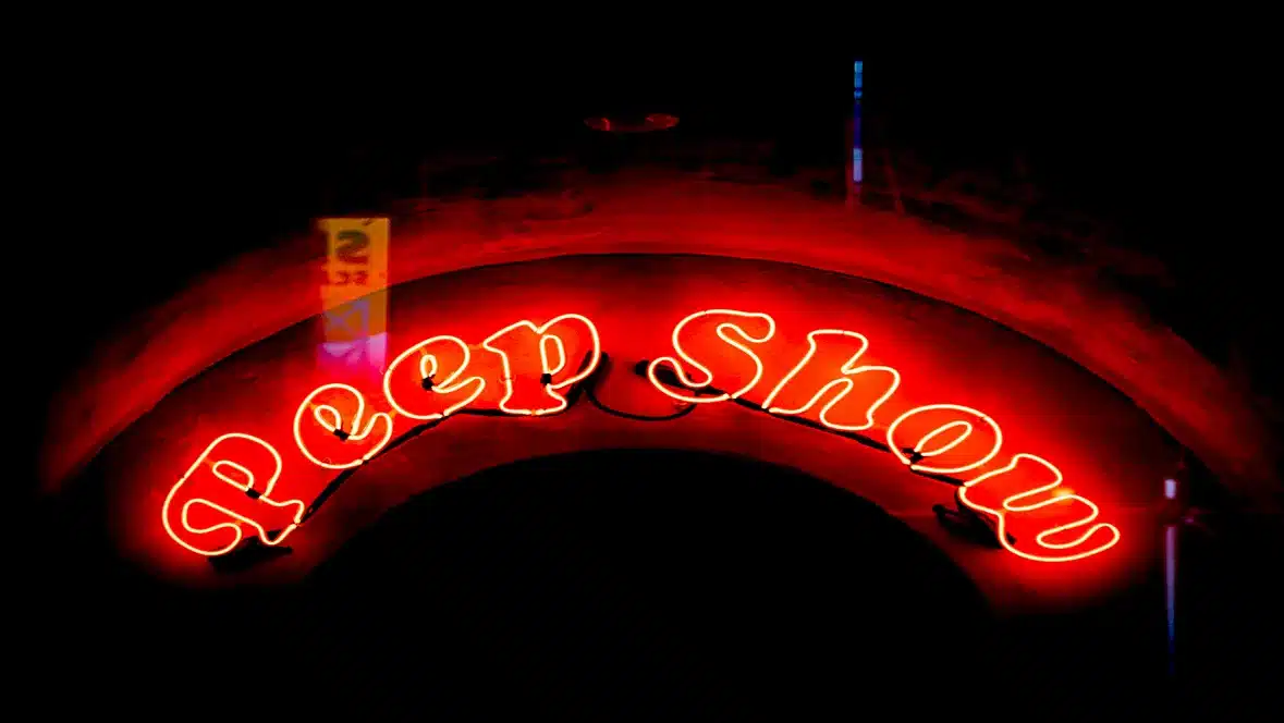 Peepshow vs camgirls: 30 ans d’évolution du voyeurisme